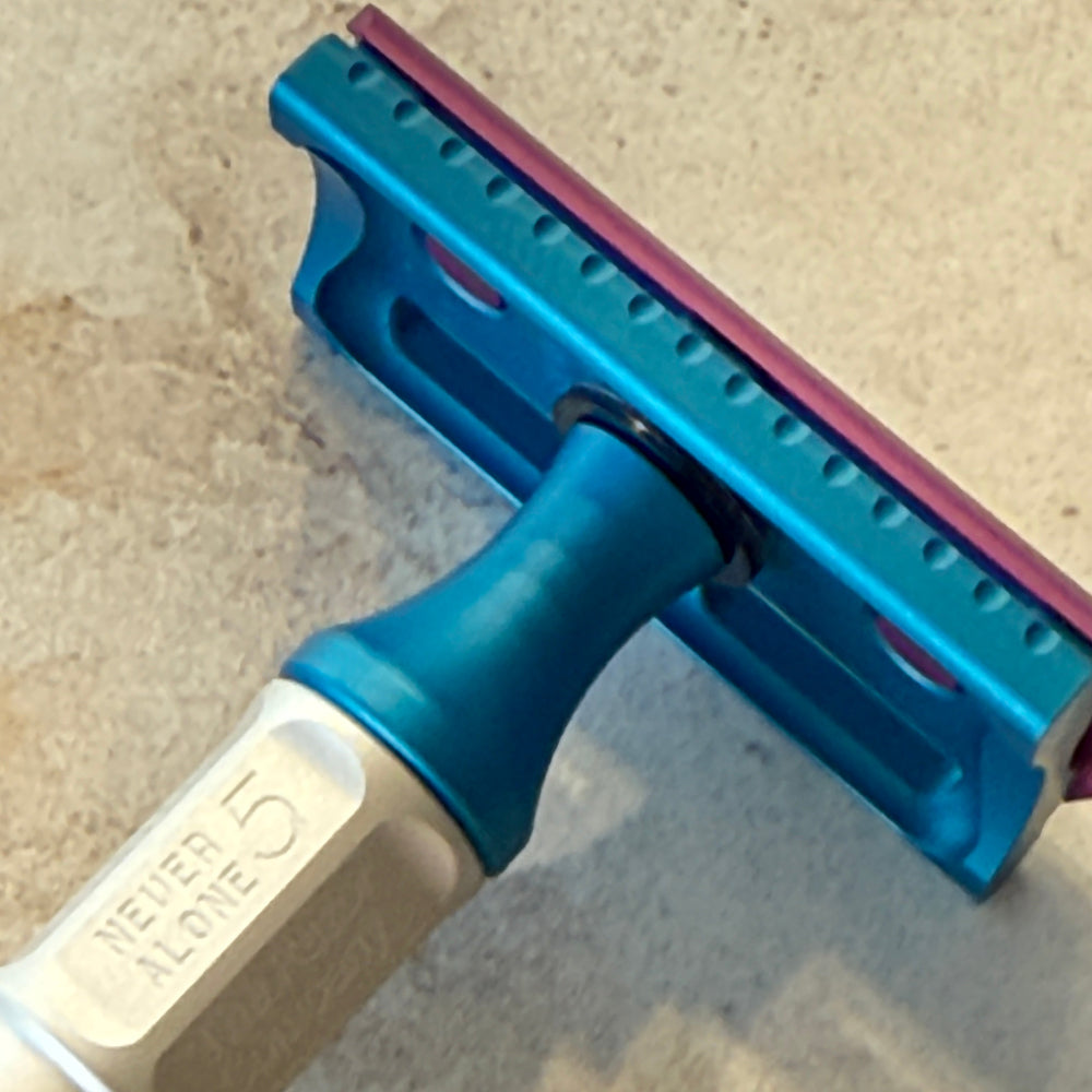 Never Alone 5 - Double Edge Safety Razor