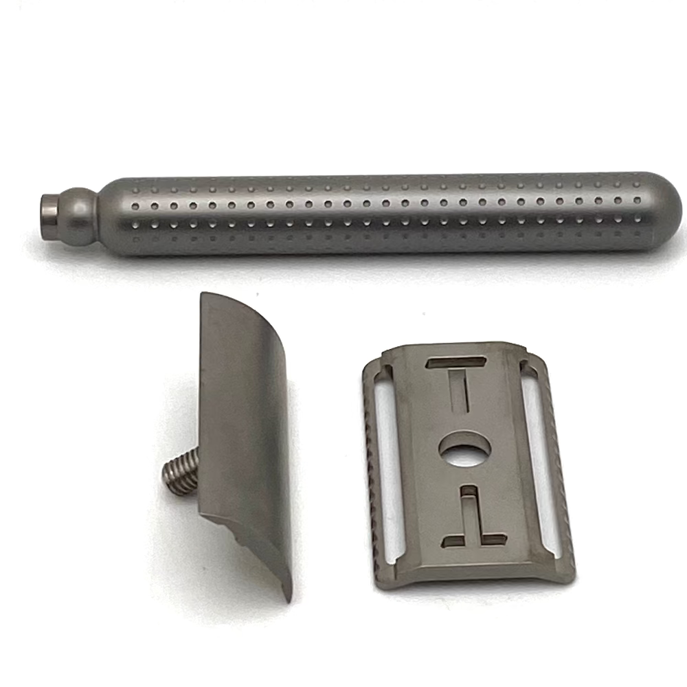 Pre-Owned Tatara Masamune w/ Nodocchi Base Plate, Masamune Top Cap Titanium Double Edge Safety Razor