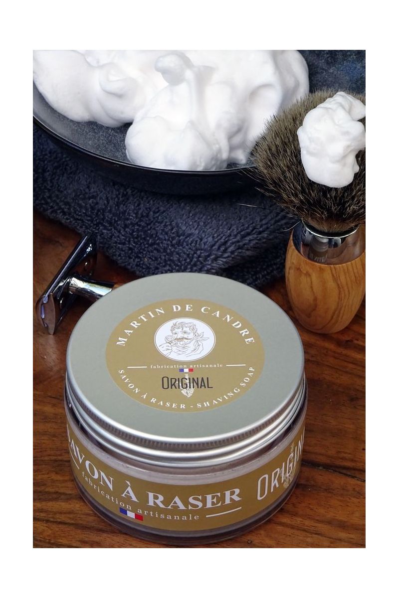 Martin de Candre 'L'Original' Shaving Soap was the very first soap in the Martin de Candre range, with its first manufacturing run coming in the 1980s. The ultra luxurious texture and abundance of foam immediately seduced wet shavers, while the discreet and refined freshness of its perfume made from the essential oils of lavender, mint and rosemary only added to its appeal.