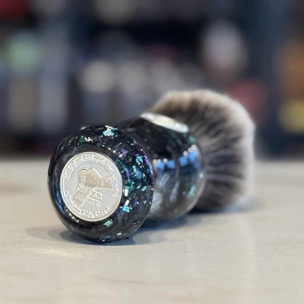 Never Alone 5 - #7 - 26mm AK7/Doughknot Hybrid Bulb Knot - Resin Handle Shaivng Brush