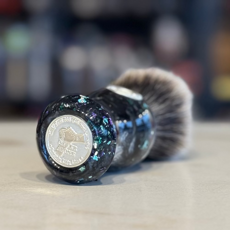 Never Alone 5 - #7 - 26mm AK7/Doughknot Hybrid Bulb Knot - Resin Handle Shaivng Brush