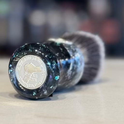 Never Alone 5 - #9 - 26mm AK7 Fan Knot - Resin Handle Shaving Brush