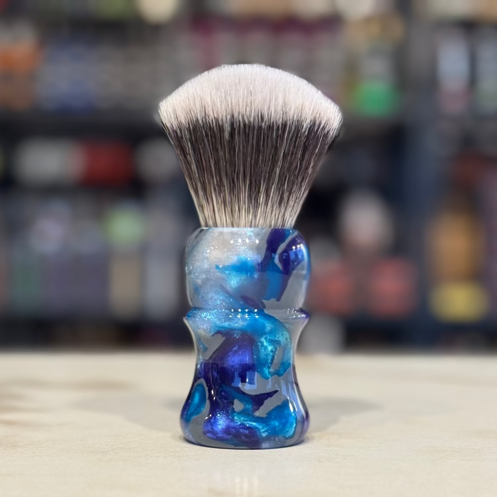 Never Alone 5 - #43 - 26mm Synthetic AK7 Fan Knot - Resin Handle Shaving Brush
