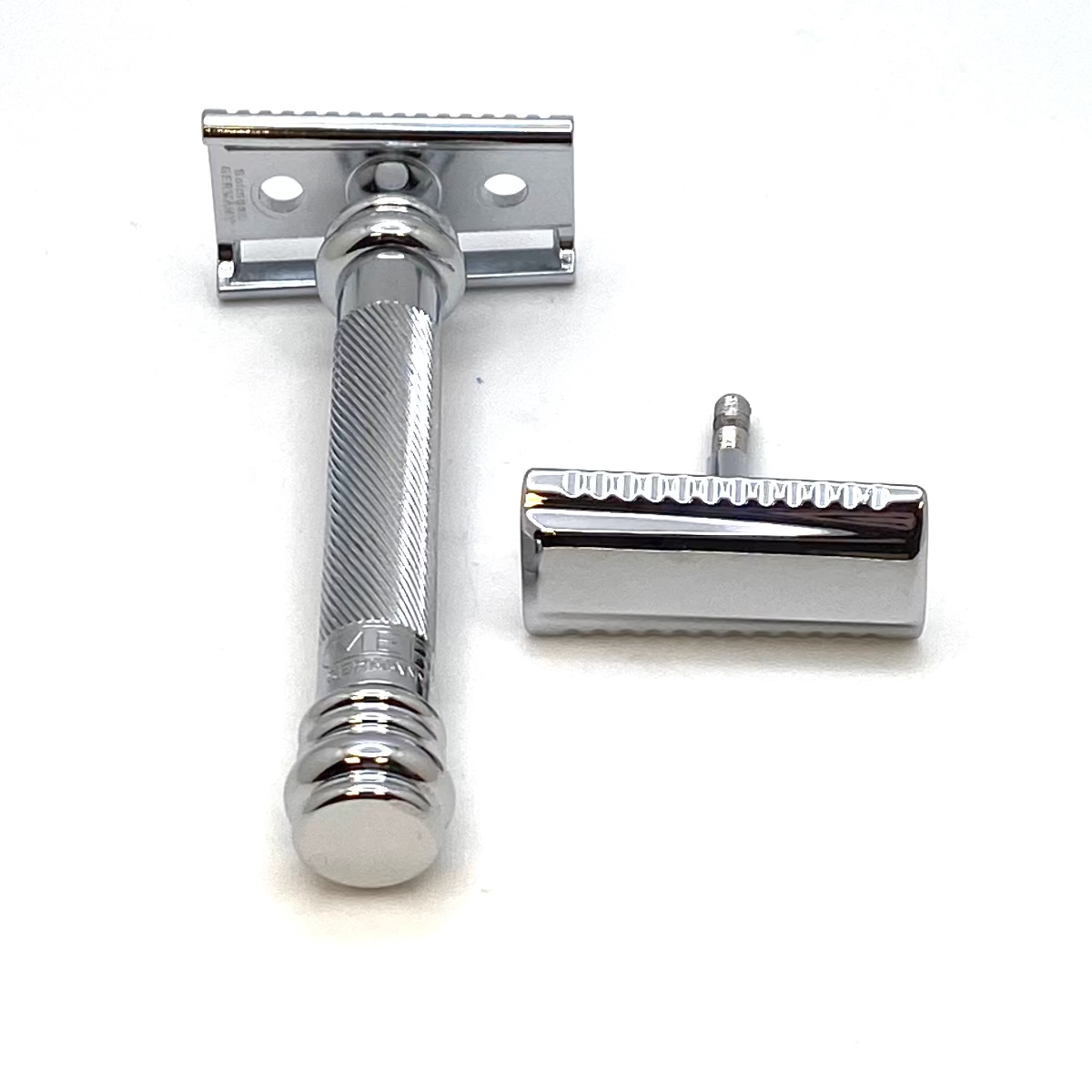 Pre-Owned Merkur 39C Polished Chrome Finish w/ Long Handle Barber Pole HD Slant Guard Double Edge Safety Razor
