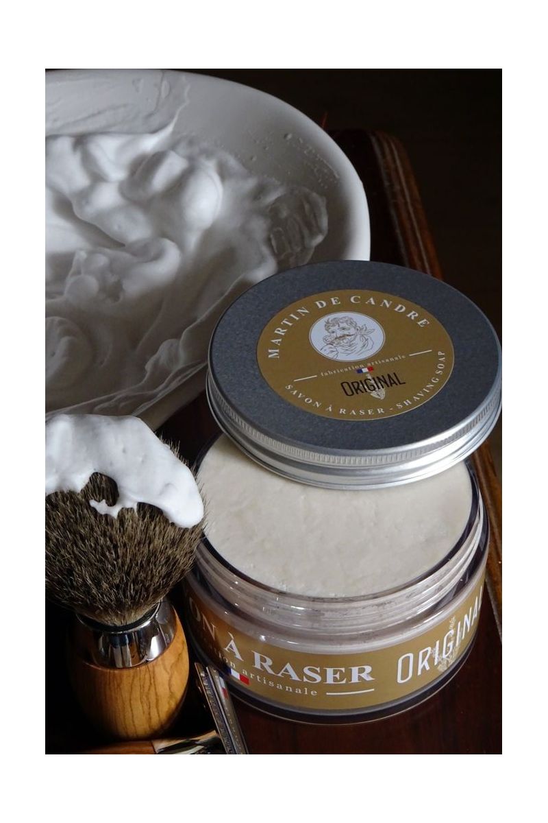 Martin de Candre 'L'Original' Shaving Soap was the very first soap in the Martin de Candre range, with its first manufacturing run coming in the 1980s. The ultra luxurious texture and abundance of foam immediately seduced wet shavers, while the discreet and refined freshness of its perfume made from the essential oils of lavender, mint and rosemary only added to its appeal.