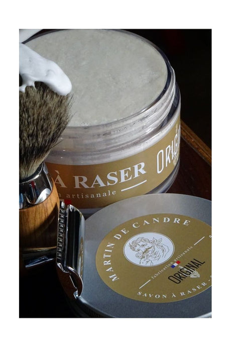 Martin de Candre 'L'Original' Shaving Soap was the very first soap in the Martin de Candre range, with its first manufacturing run coming in the 1980s. The ultra luxurious texture and abundance of foam immediately seduced wet shavers, while the discreet and refined freshness of its perfume made from the essential oils of lavender, mint and rosemary only added to its appeal.