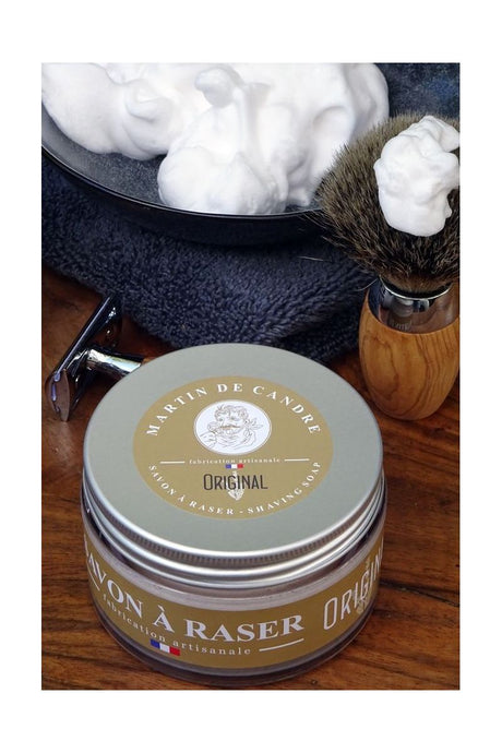 Martin de Candre 'L'Original' Shaving Soap was the very first soap in the Martin de Candre range, with its first manufacturing run coming in the 1980s. The ultra luxurious texture and abundance of foam immediately seduced wet shavers, while the discreet and refined freshness of its perfume made from the essential oils of lavender, mint and rosemary only added to its appeal.
