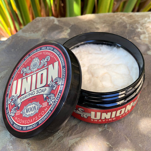 Union is a sharp, cooling, and pungent take on a classic American style barbershop fragrance.  It's a step back into the 1950s where the hard work of a craftsman was not only common, but appreciated.  Scent notes: Union is comprised of a complex blend of fresh Lemon, soft Sandalwood, Oakmoss, Amber Musk, Bay, and a subtle touch of Nutmeg.
