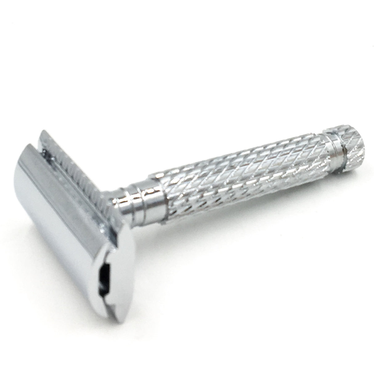 The Parker 94R has a traditional 3-inch long handle, which is crafted from solid brass and chrome plated. The herringbone pattern on the handle provides an excellent grip – even with soap-covered hands. Its precision engineering and heft are no challenge for tackling the toughest of beards. This razor is an excellent choice for both new and experienced safety razor users.