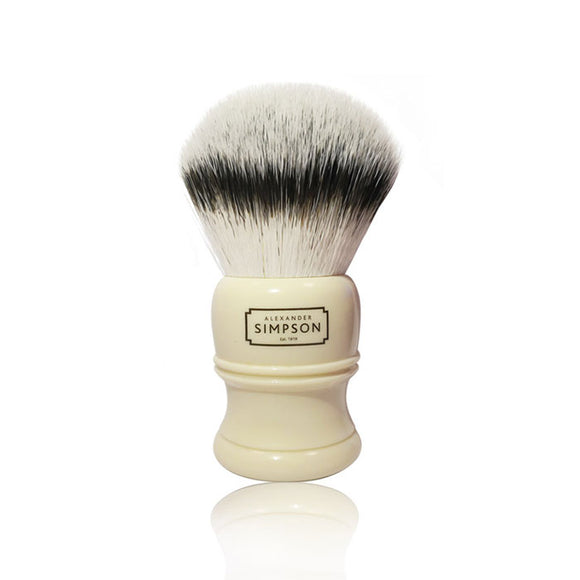 Simpson Trafalgar T1 shaving brush. Synthetic fiber  The Simpson shaving brush Trafalgar T1 is the latest captivating proposal created by the Simpson Brush Factory. Superbly turned handle and top quality synthetic fiber tuft.  An absolute quality / price ratio for one of the most important brands in the world shaving sector.  This Simpson shaving brush is distinguished by the following features:  Overall height 82mm Height of the handle: 40mm Height of the hair: 42mm Node diameter: 23mm