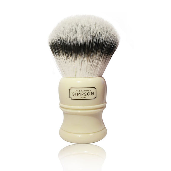 Simpson Trafalgar T2 shaving brush. Synthetic fiber  The Simpson shaving brush Trafalgar T2 is the latest captivating proposal created by the Simpson Brush Factory. Superbly turned handle and top quality synthetic fiber tuft. The generous dimensions make Trafalgar T2 shaving brush an object of unquestionable value and interest. An absolute quality / price ratio for one of the most important brands in the world shaving sector.